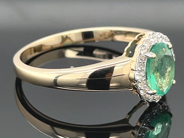 RING AUS 375/- GELBGOLD mit Sambia Smaragd und Zirkon (ca. 1,04 ct.)