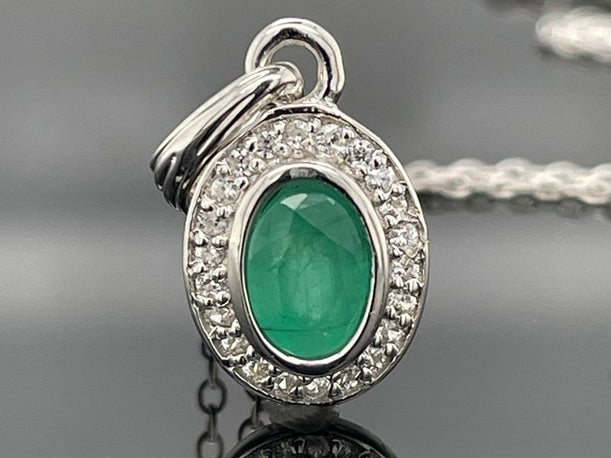 KETTE MIT ANHÄNGER AUS 925/- SILBER PLATINIERT MIT SAKOTA SMARAGD & ZIRKON