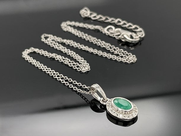 KETTE MIT ANHÄNGER AUS 925/- SILBER PLATINIERT MIT SAKOTA SMARAGD & ZIRKON