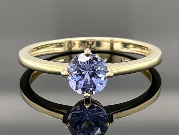 RING AUS 375/- GELBGOLD MIT TANSANIT (CA.0,81 ct.)