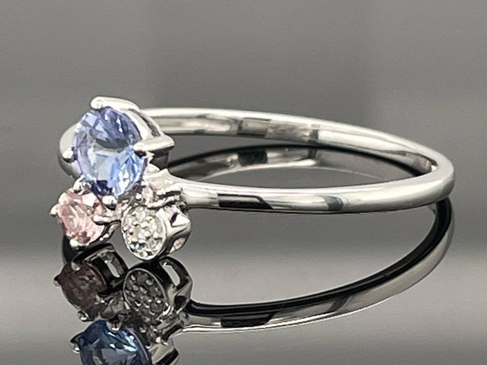 RING AUS 375/- WEIßGOLD MIT TANSANIT, GRANAT & DIAMANTEN