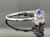 RING AUS 375/- WEIßGOLD MIT TANSANIT, GRANAT & DIAMANTEN
