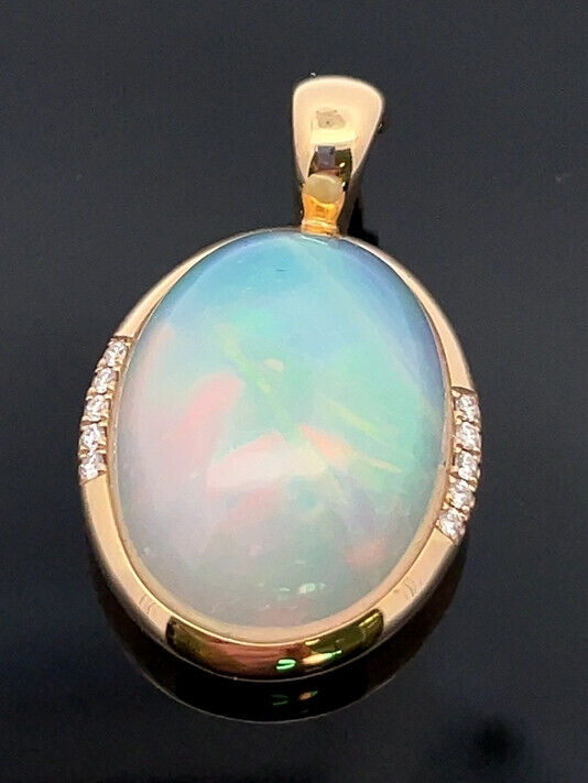 ANHÄNGER AUS 585/- GELBGOLD mit Kristallopal und Brillanten (ca. 9,10 ct.)