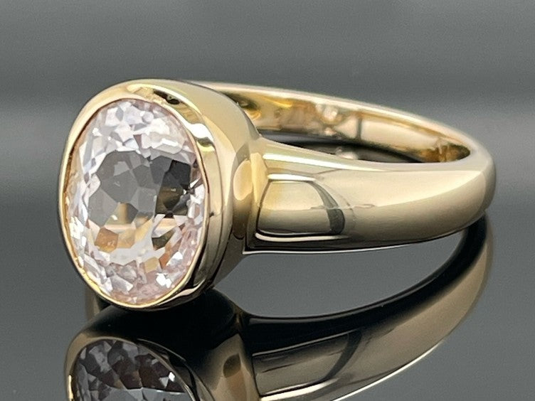 RING AUS 375/- GELBGOLD MIT KUNZIT (CA. 3,15 ct.)