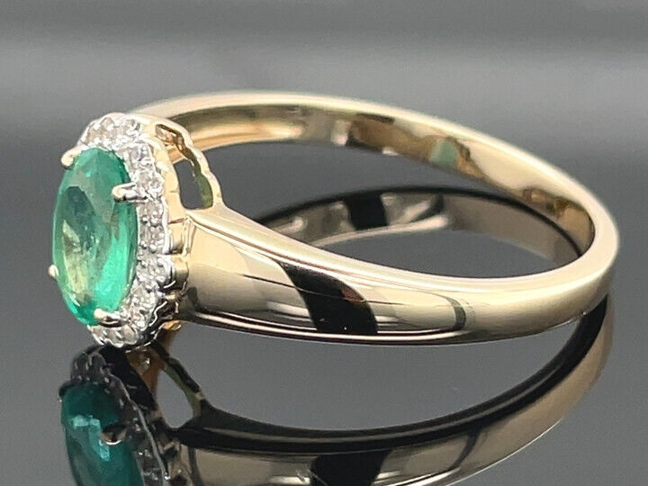 RING AUS 375/- GELBGOLD mit Sambia Smaragd und Zirkon (ca. 1,04 ct.)