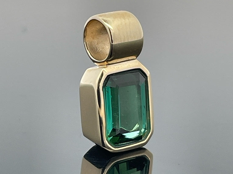 ANHÄNGER AUS 375/- GELBGOLD MIT GOLKONDA TURMALIN (CA. 1,10 ct.)