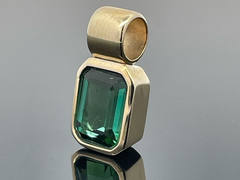 ANHÄNGER AUS 375/- GELBGOLD MIT GOLKONDA TURMALIN (CA. 1,10 ct.)