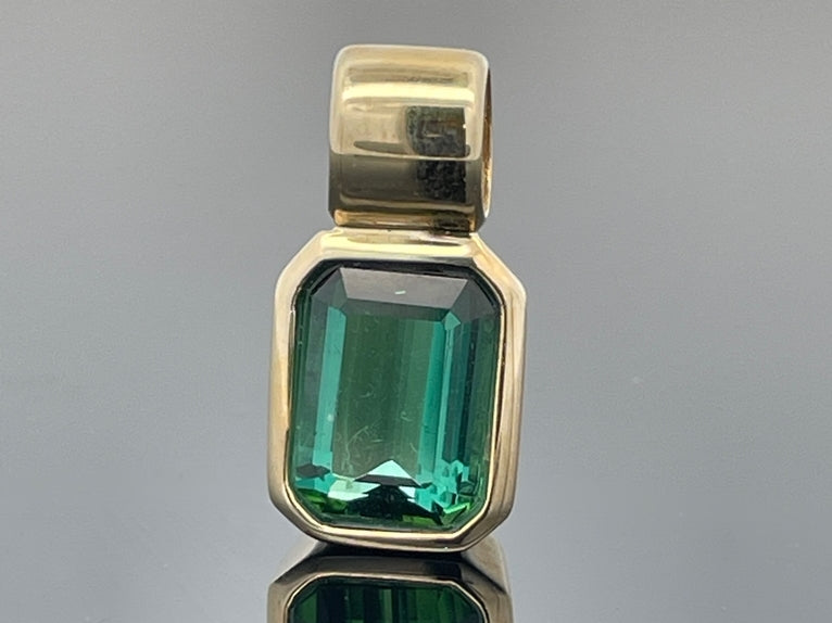 ANHÄNGER AUS 375/- GELBGOLD MIT GOLKONDA TURMALIN (CA. 1,10 ct.)