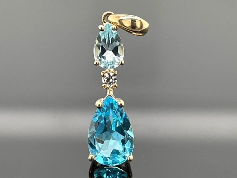 ANHÄNGER AUS 375/- GELBGOLD MIT BLAUTOPAS BEH. & ZIRKON