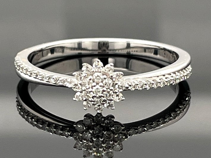 RING AUS 375/- WEIßGOLD MIT DIAMANTEN  (GES. CA. 0,25 ct.)