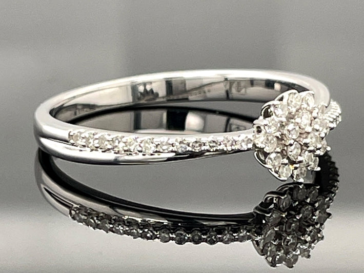 RING AUS 375/- WEIßGOLD MIT DIAMANTEN  (GES. CA. 0,25 ct.)