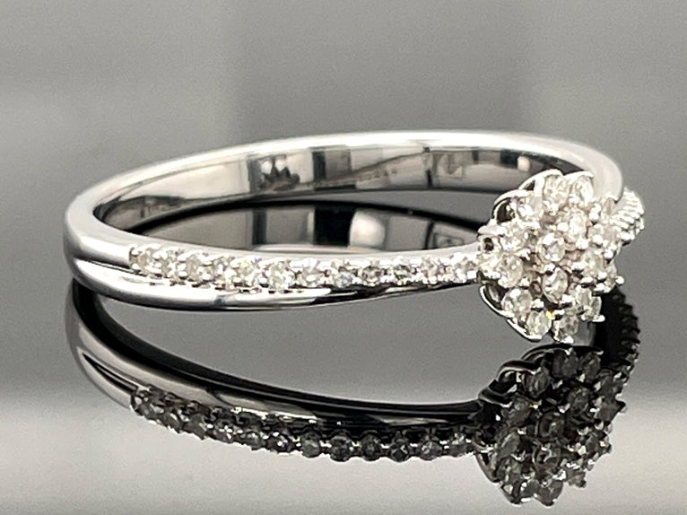 RING AUS 375/- WEIßGOLD MIT DIAMANTEN  (GES. CA. 0,25 ct.)