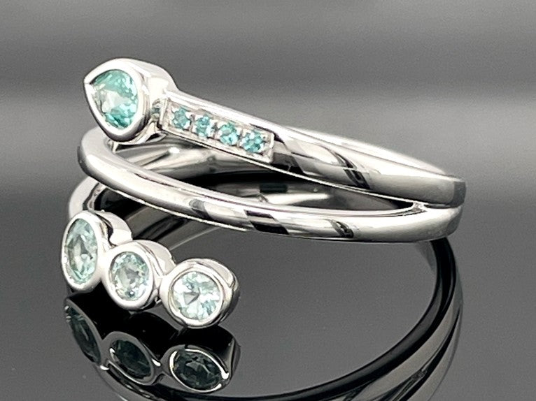 RING GR.17 (53) AUS 585/- WEIßGOLD MIT PARAIBA-TURMALIN (GES. CA.0,340 ct.)