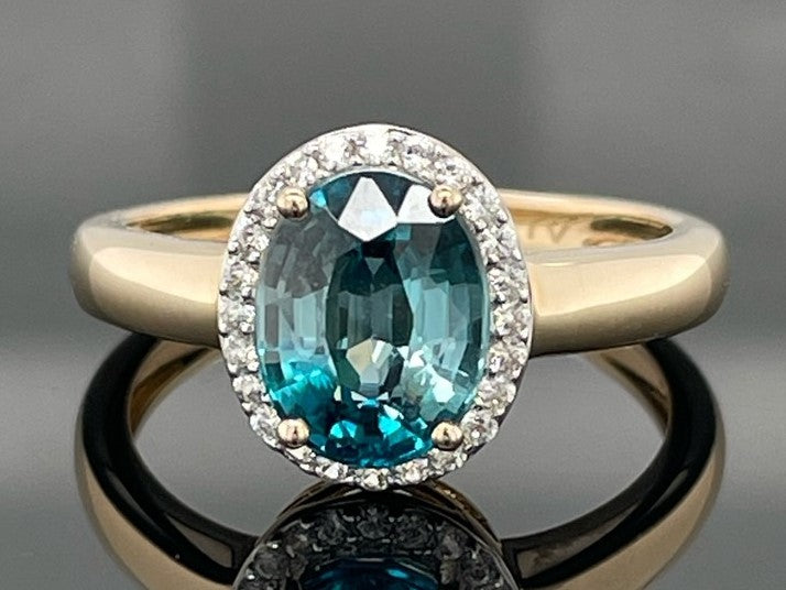 RING AUS 375/- GELBGOLD MIT ZIRKON BLAU & WEIß (ges.ca.3,07 ct.)