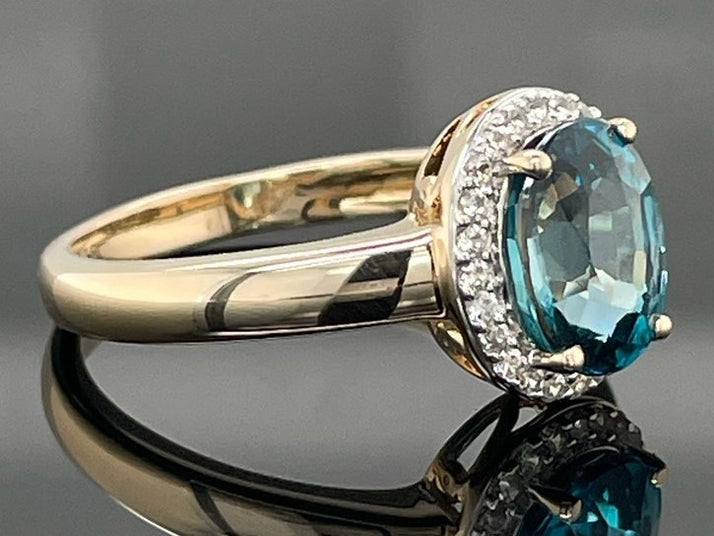 RING AUS 375/- GELBGOLD MIT ZIRKON BLAU & WEIß (ges.ca.3,07 ct.)