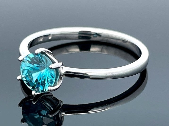 RING GR.19 (60) AUS 375/- WEIßGOLD MIT ZIRKON BLAU ( CA. 1,80 ct.)