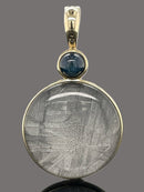 ANHÄNGER AUS 375/- GELBGOLD MIT METEORIT/BERGKRISTALL-DUBL. BEH. & STERNSAPHIR BEH.