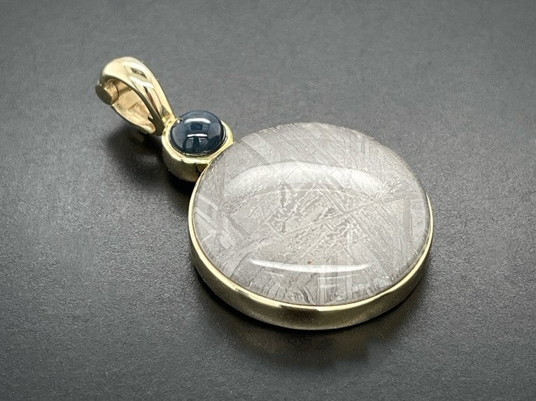 ANHÄNGER AUS 375/- GELBGOLD MIT METEORIT/BERGKRISTALL-DUBL. BEH. & STERNSAPHIR BEH.