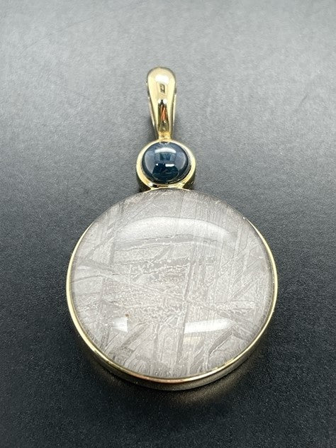 ANHÄNGER AUS 375/- GELBGOLD MIT METEORIT/BERGKRISTALL-DUBL. BEH. & STERNSAPHIR BEH.