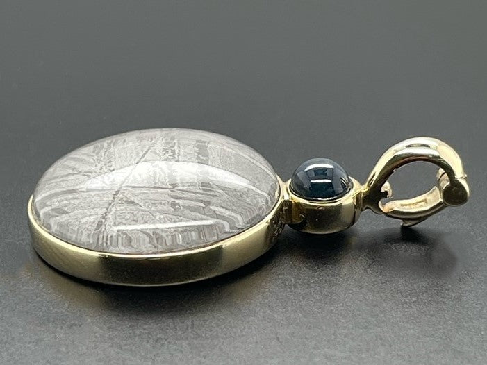 ANHÄNGER AUS 375/- GELBGOLD MIT METEORIT/BERGKRISTALL-DUBL. BEH. & STERNSAPHIR BEH.