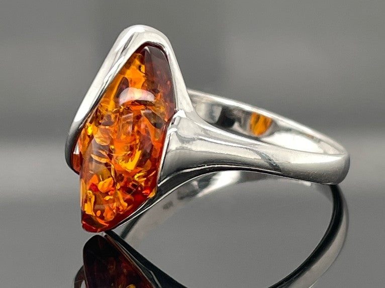 RING AUS 925/- SILBER RHODINIERT MIT BERNSTEIN (CA.1,75 ct.)