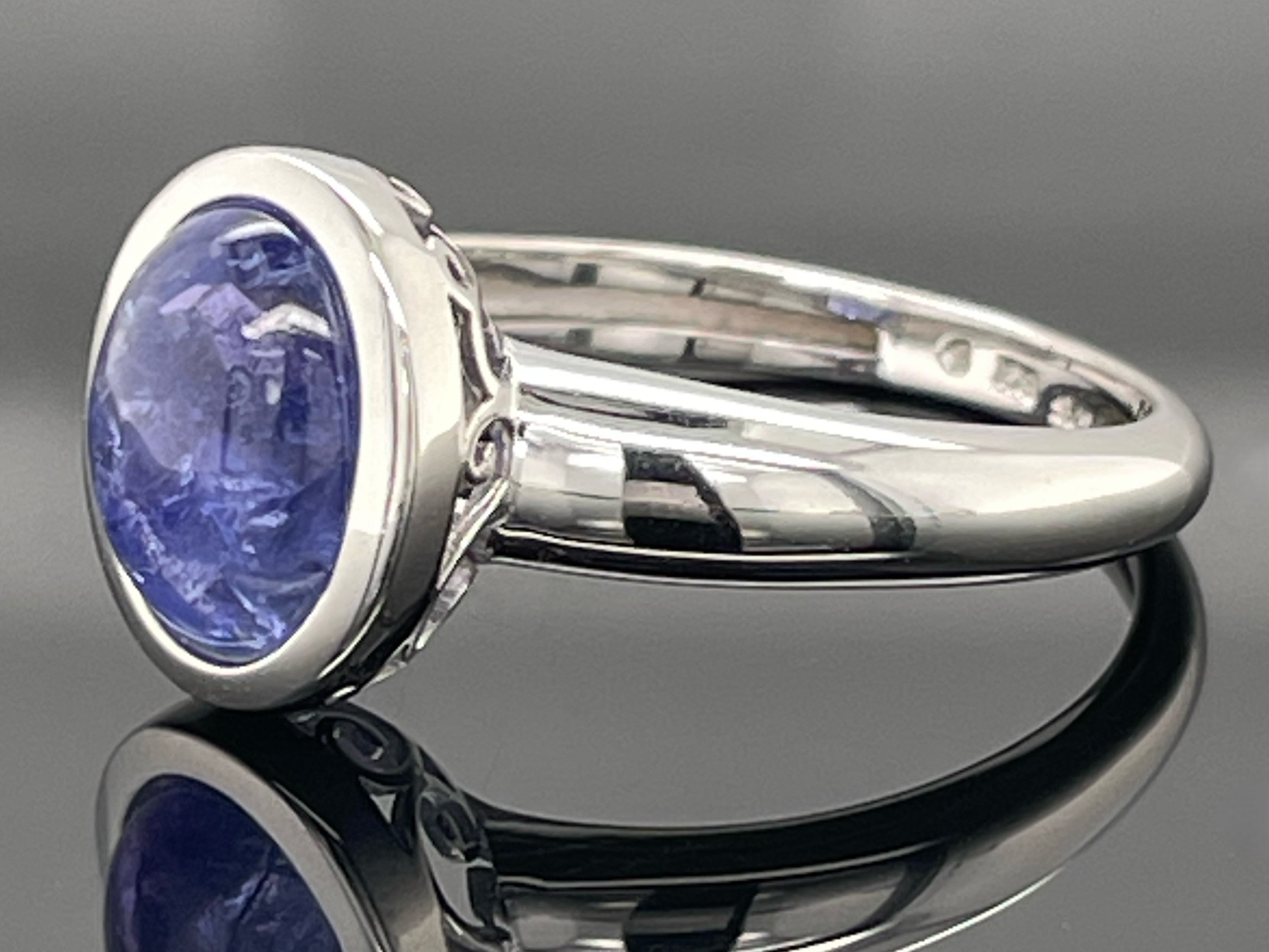 RING AUS 375/- WEIßGOLD MIT TANSANIT ( CA. 2,41 ct.)