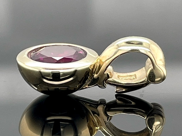 CLIP-ANHÄNGER AUS 375/- GELBGOLD MIT ALMANDIN (CA. 1,10 ct.)