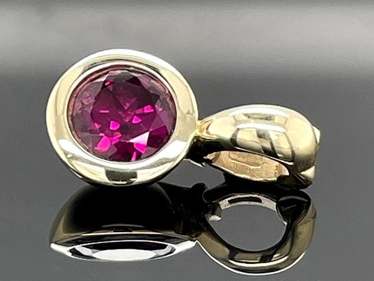 CLIP-ANHÄNGER AUS 375/- GELBGOLD MIT ALMANDIN (CA. 1,10 ct.)