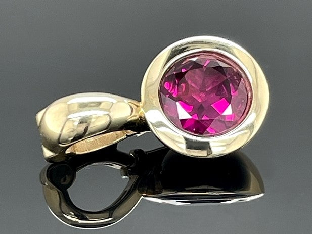 CLIP-ANHÄNGER AUS 375/- GELBGOLD MIT ALMANDIN (CA. 1,10 ct.)