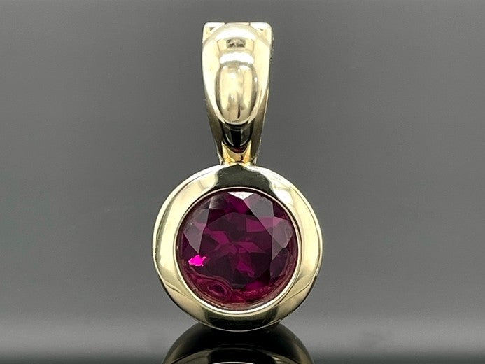 CLIP-ANHÄNGER AUS 375/- GELBGOLD MIT ALMANDIN (CA. 1,10 ct.)