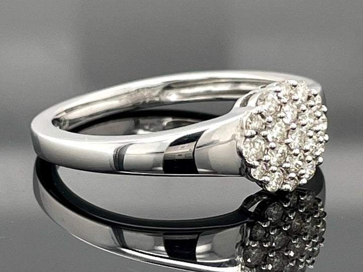 RING AUS 375/- WEIßGOLD MIT BRILLANTEN  (GES. CA. 0,30 ct.)