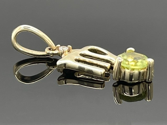 ANHÄNGER "JUNGFRAU" AUS 375/- GELBGOLD MIT PERIDOT & DIAMANT (GES. CA. 0,28 ct.)