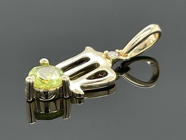 ANHÄNGER "JUNGFRAU" AUS 375/- GELBGOLD MIT PERIDOT & DIAMANT (GES. CA. 0,28 ct.)