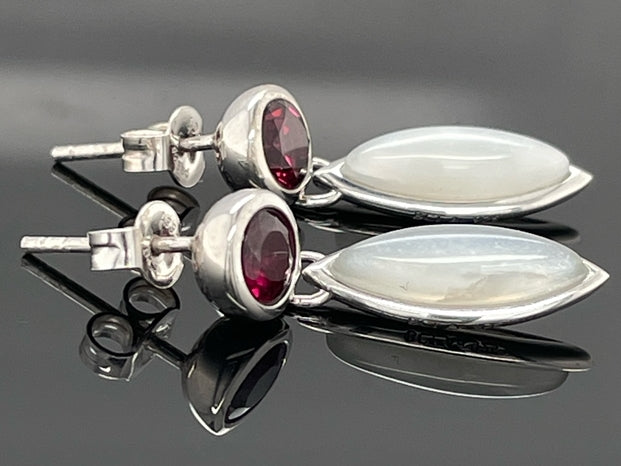 OHRHÄNGER AUS 925/- SILBER RHODINIERT MIT MONDSTEIN & RHODOLITH