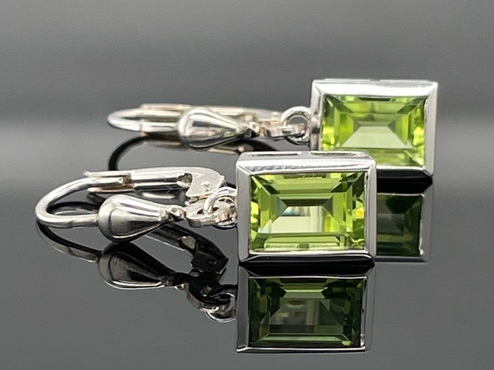 OHRHÄNGER AUS 925/- SILBER RHODINIERT MIT PERIDOT (GES.CA.2,20 ct.)