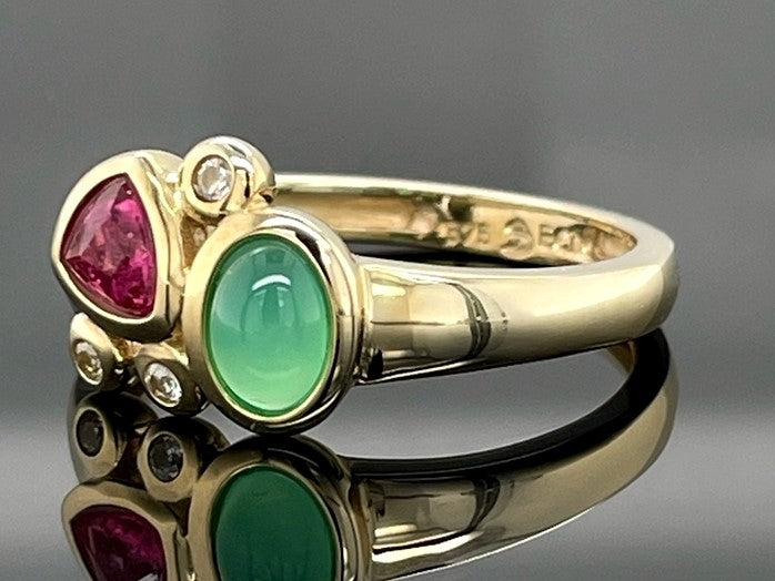 RING AUS 375/- GELBGOLD MIT CHRYSOPRAS, RUBELLIT & ZIRKON (GES.CA 0,62 ct.)
