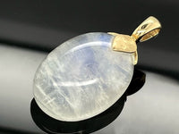 ANHÄNGER AUS 375/- GELBGOLD MIT RAINBOW MONDSTEIN (CA.20,7 ct.)