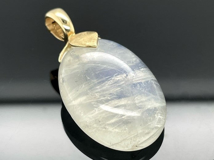 ANHÄNGER AUS 375/- GELBGOLD MIT RAINBOW MONDSTEIN (CA.20,7 ct.)