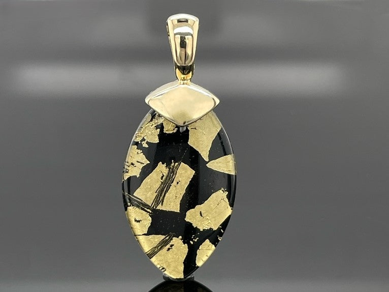 CLIP ANHÄNGER AUS 375/- GELBGOLD MIT BERGKRISTALL/ONYX/BLATTGOLD-DUBL. BEH. (CA. 13,0 ct.)