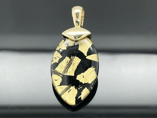 CLIP ANHÄNGER AUS 375/- GELBGOLD MIT BERGKRISTALL/ONYX/BLATTGOLD-DUBL. BEH. (CA. 13,0 ct.)