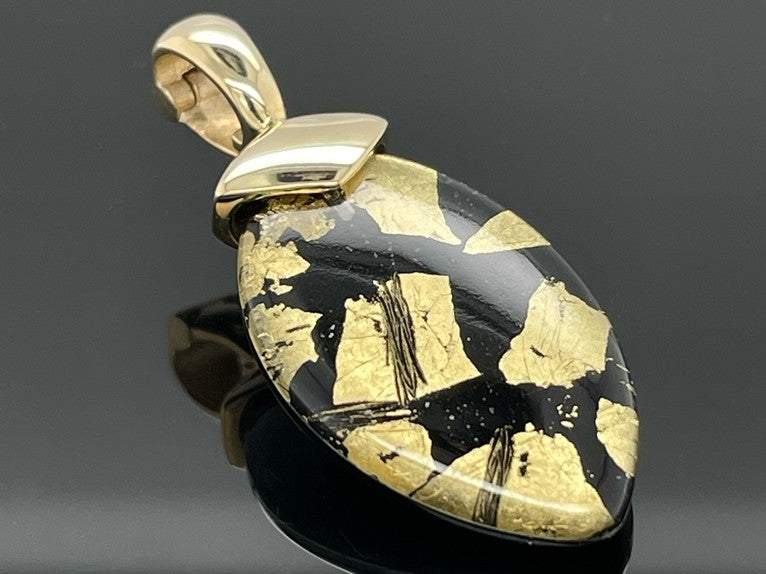 CLIP ANHÄNGER AUS 375/- GELBGOLD MIT BERGKRISTALL/ONYX/BLATTGOLD-DUBL. BEH. (CA. 13,0 ct.)