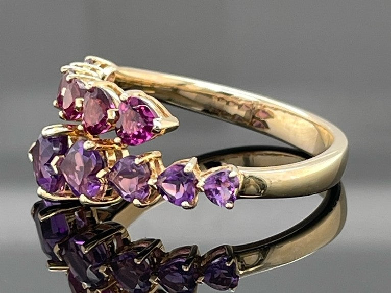 RING AUS 375/- GELBGOLD MIT AMETHYST & RHODOLITH (GES.CA.3,005 ct.)
