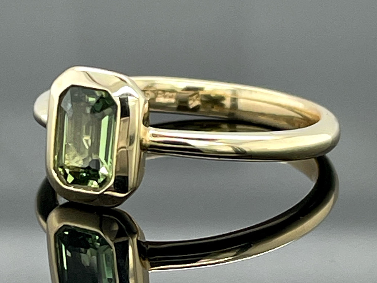 RING AUS 375/- GELBGOLD MIT SAPHIR (CA.0,48 ct.)