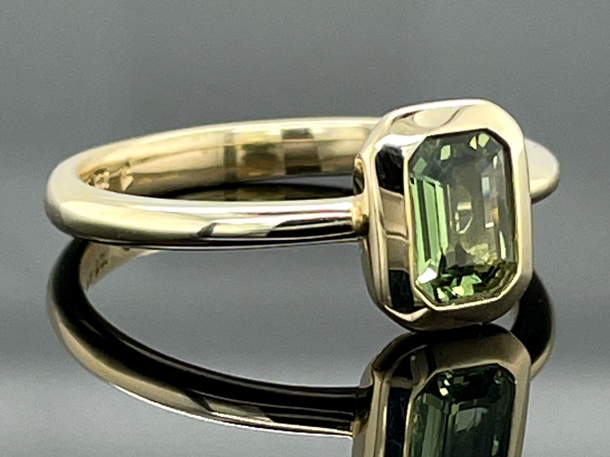 RING AUS 375/- GELBGOLD MIT SAPHIR (CA.0,48 ct.)