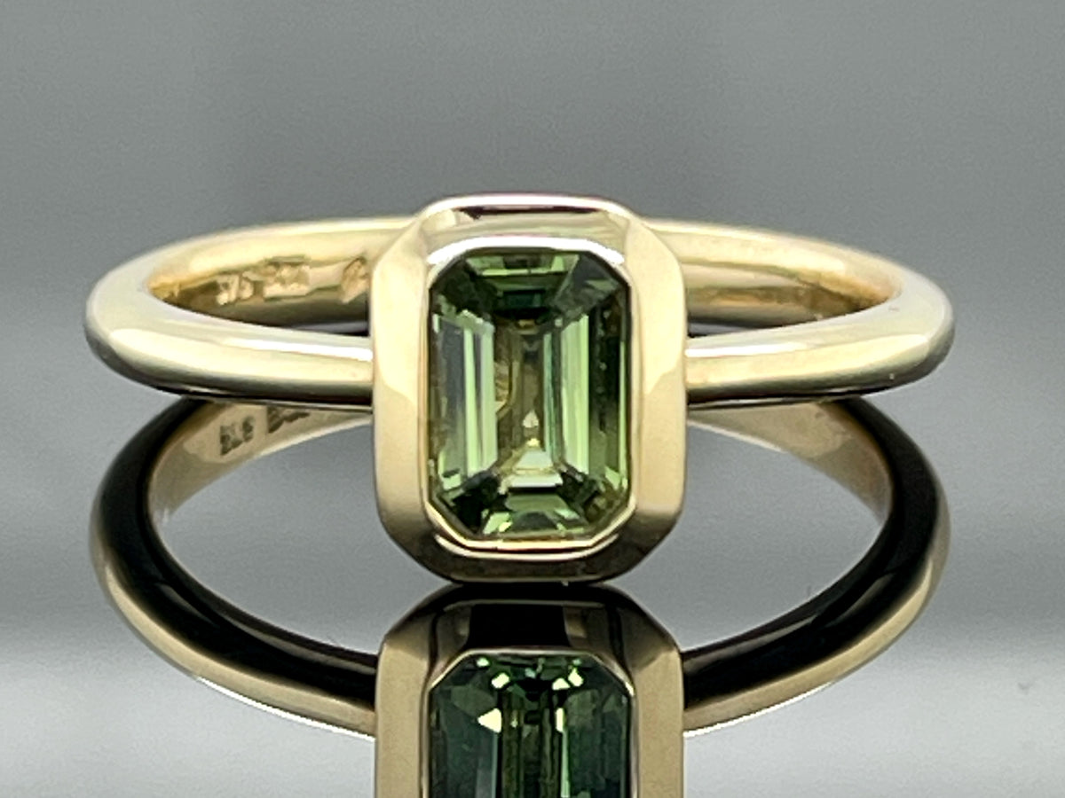 RING AUS 375/- GELBGOLD MIT SAPHIR (CA.0,48 ct.)