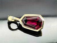 ANHÄNGER AUS 375/-GELBGOLD MIT RHODOLITH (CA. 2,62 ct.)