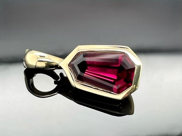 ANHÄNGER AUS 375/-GELBGOLD MIT RHODOLITH (CA. 2,62 ct.)