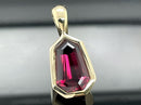 ANHÄNGER AUS 375/-GELBGOLD MIT RHODOLITH (CA. 2,62 ct.)