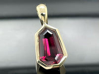 ANHÄNGER AUS 375/-GELBGOLD MIT RHODOLITH (CA. 2,62 ct.)