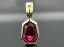 ANHÄNGER AUS 375/-GELBGOLD MIT RHODOLITH (CA. 2,62 ct.)
